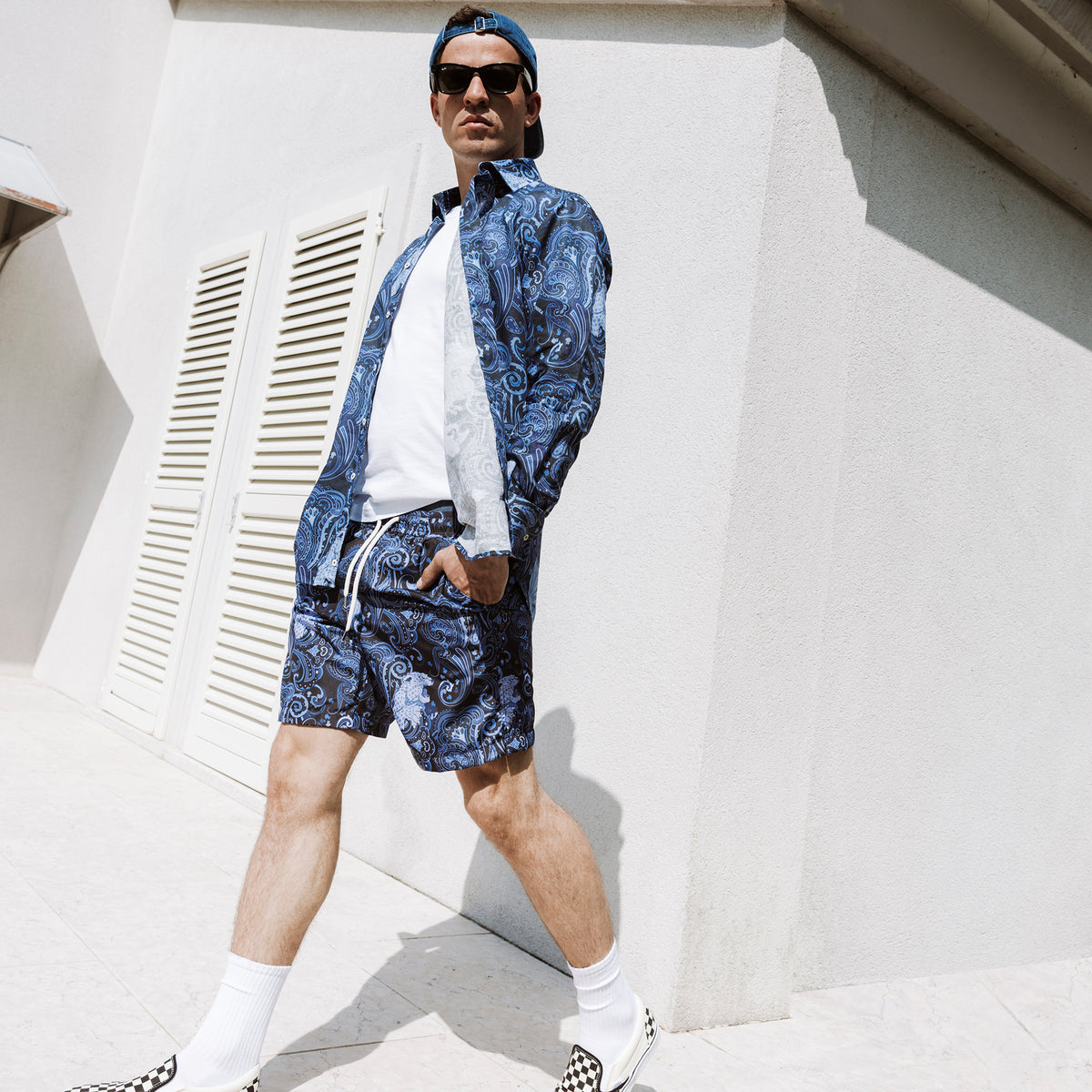 Modello con camicia e costume da bagno in abbinata