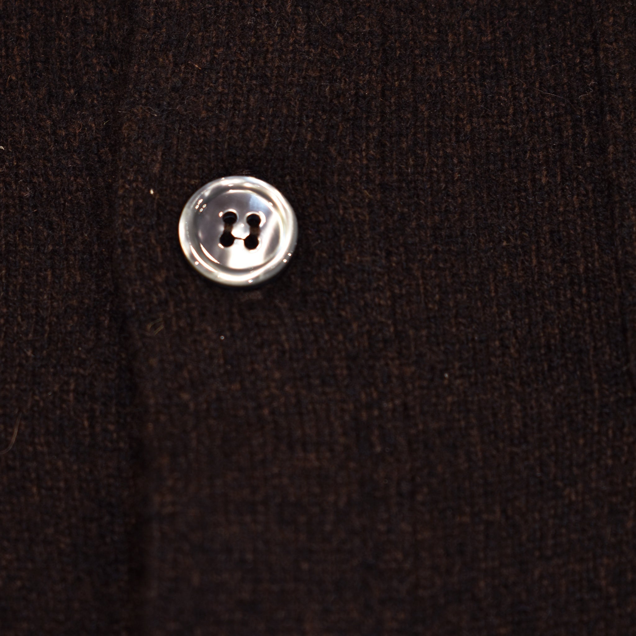 Camicia misto cashmere marrone primo piano dettaglio bottone