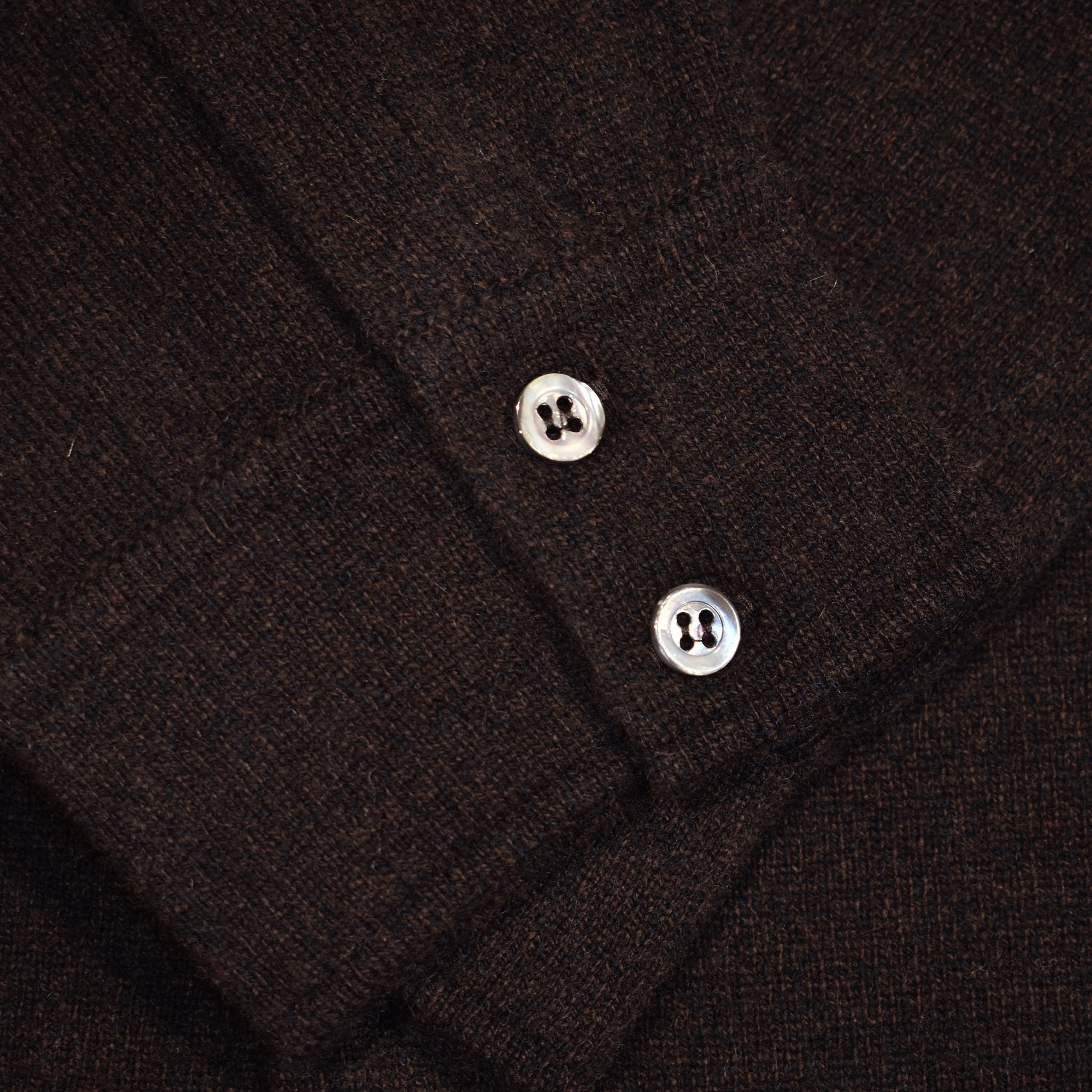 Camicia misto cashmere marrone dettaglio polsino