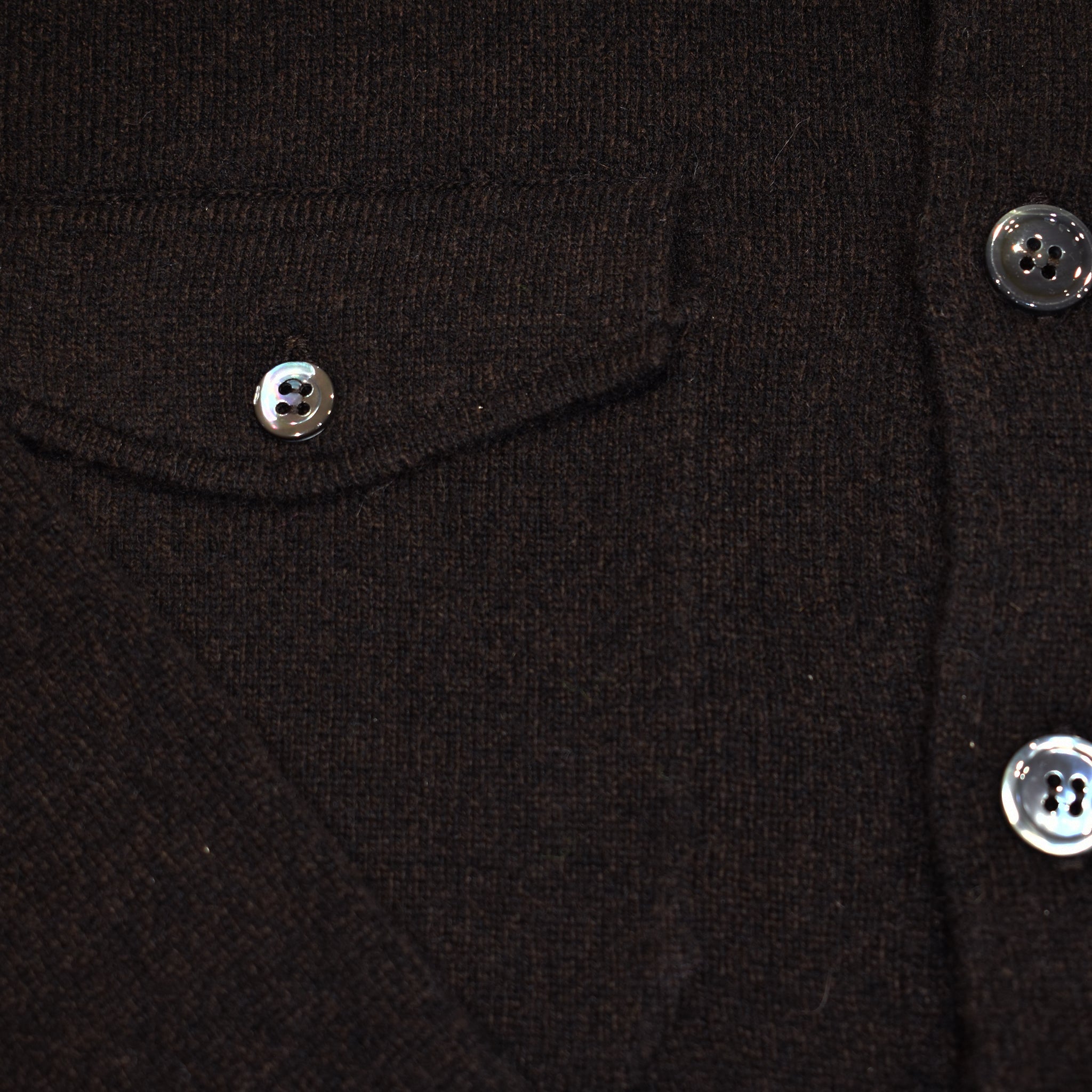 Camicia misto cashmere marrone primo piano dettaglio tasca
