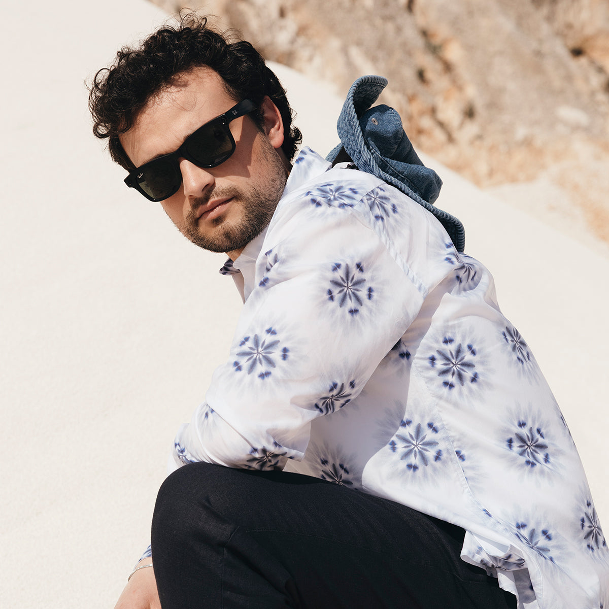 Modello con camicia tie dye