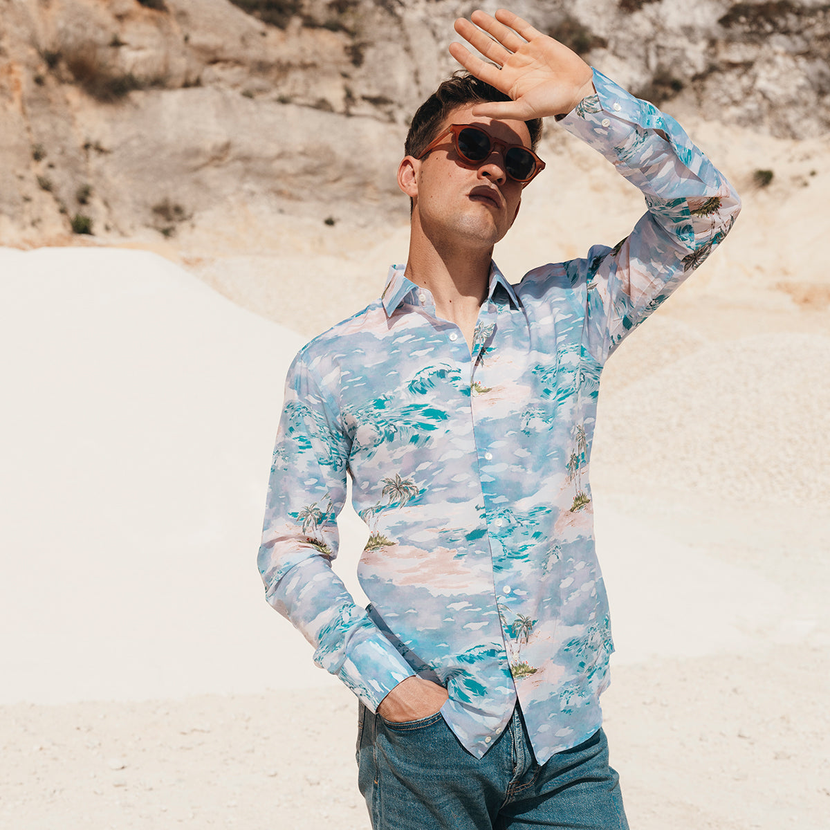 Modello con camicia tropicale in posa in cava