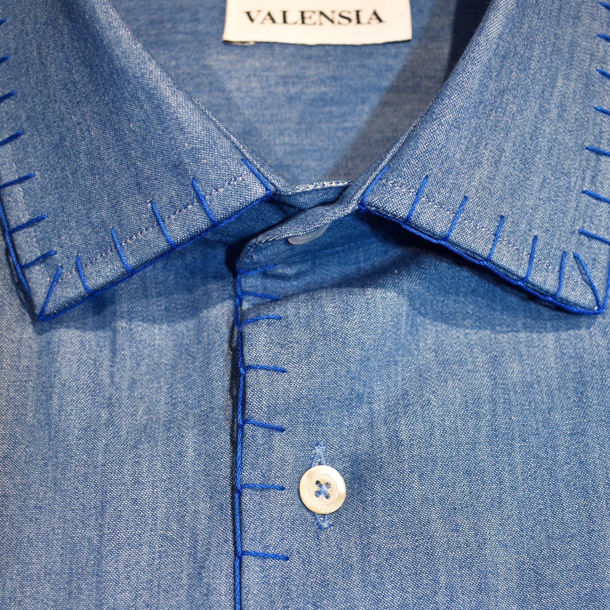 Camicia jeans con profili ricamati a mano - VALENSIA
